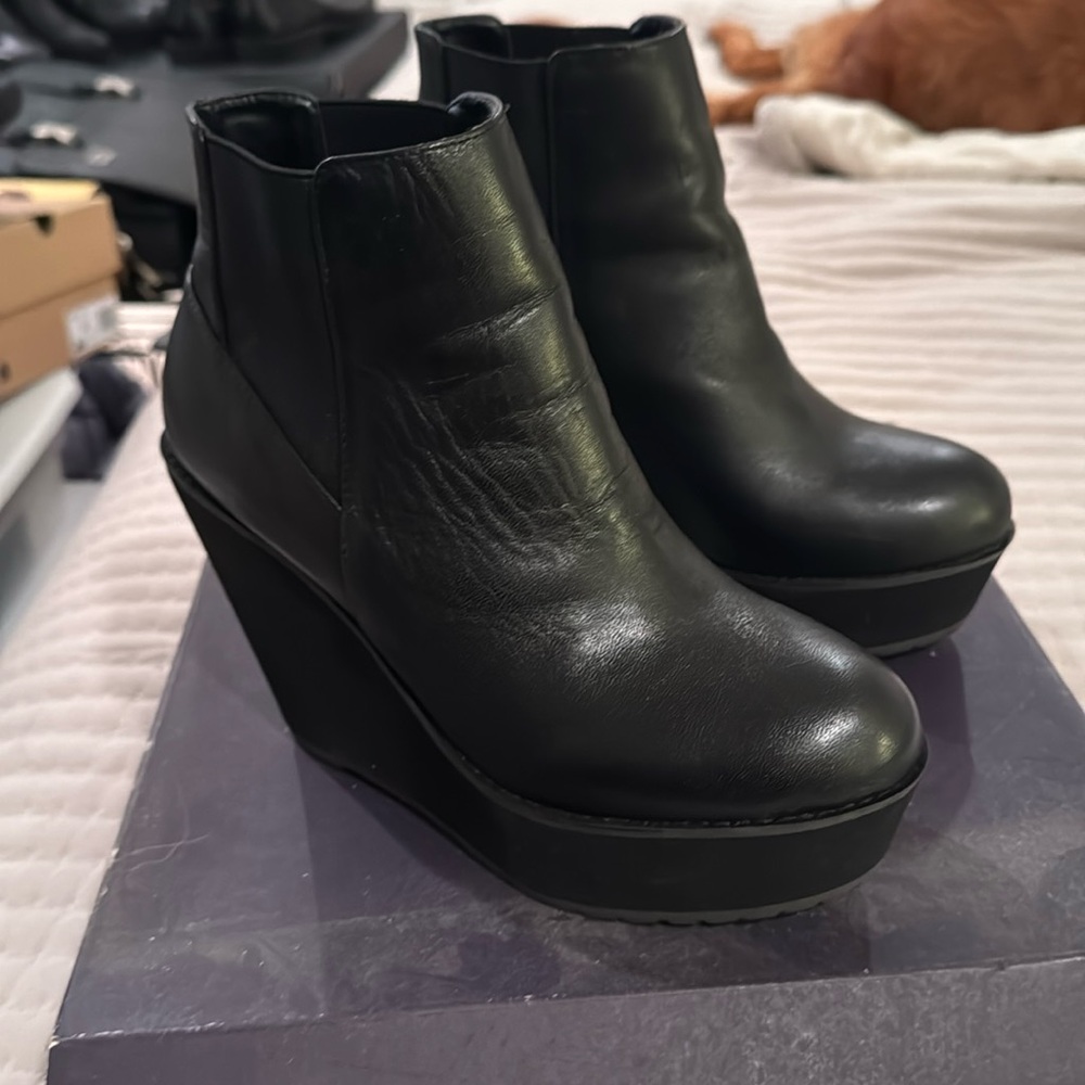 Shelly’s of London Woman's Boots 7.5 platform wedge